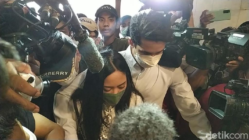 Potret Rachel Vennya Tertunduk Datangi Polda Metro Jaya Potret Rachel Vennya Tertunduk Datangi Polda Metro Jaya