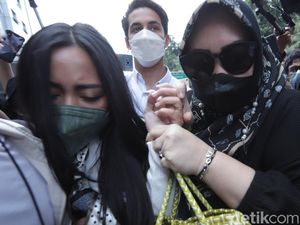 Sidang Usai, Rachel Vennya Dijaga Ketat Besties Menuju Mobil