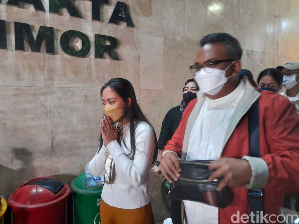 Rachel Vennya di Polda Metro Jaya (Marteen Ronaldo/detikcom)