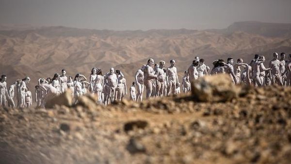 Ratusan Orang Telanjang di Gurun Israel, Ngapain?