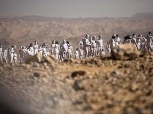 Ratusan Orang Telanjang di Gurun Israel, Ngapain? Ratusan Orang Telanjang di Gurun Israel, Ngapain?