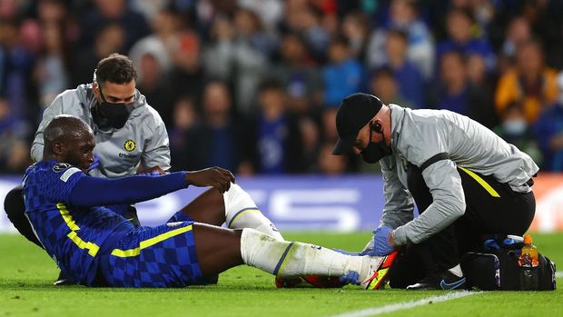 LONDON, ENGLAND - OCTOBER 20: Romelu Lukaku of Chelsea receives medical treatment during the UEFA Champions League group H match between Chelsea FC and Malmo FF at Stamford Bridge on October 20, 2021 in London, England. (Photo by Clive Rose/Getty Images)