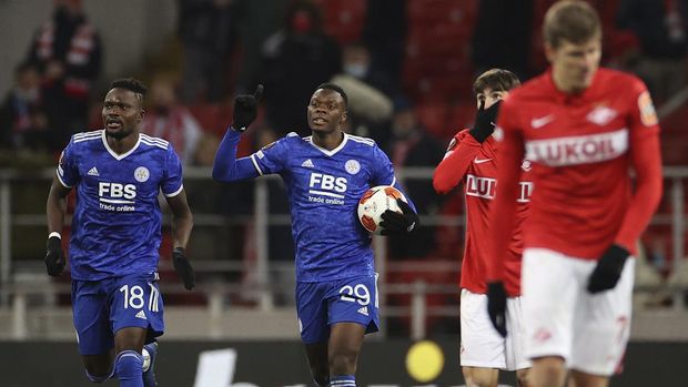 Leicester's Patson Daka, centre, celebrates after scoring his side's second goal during the Europa League Group C soccer match between Spartak Moscow and Leicester City at the Otkritie Arena, in Moscow, Russia, Wednesday, Oct. 20, 2021. (AP Photo)