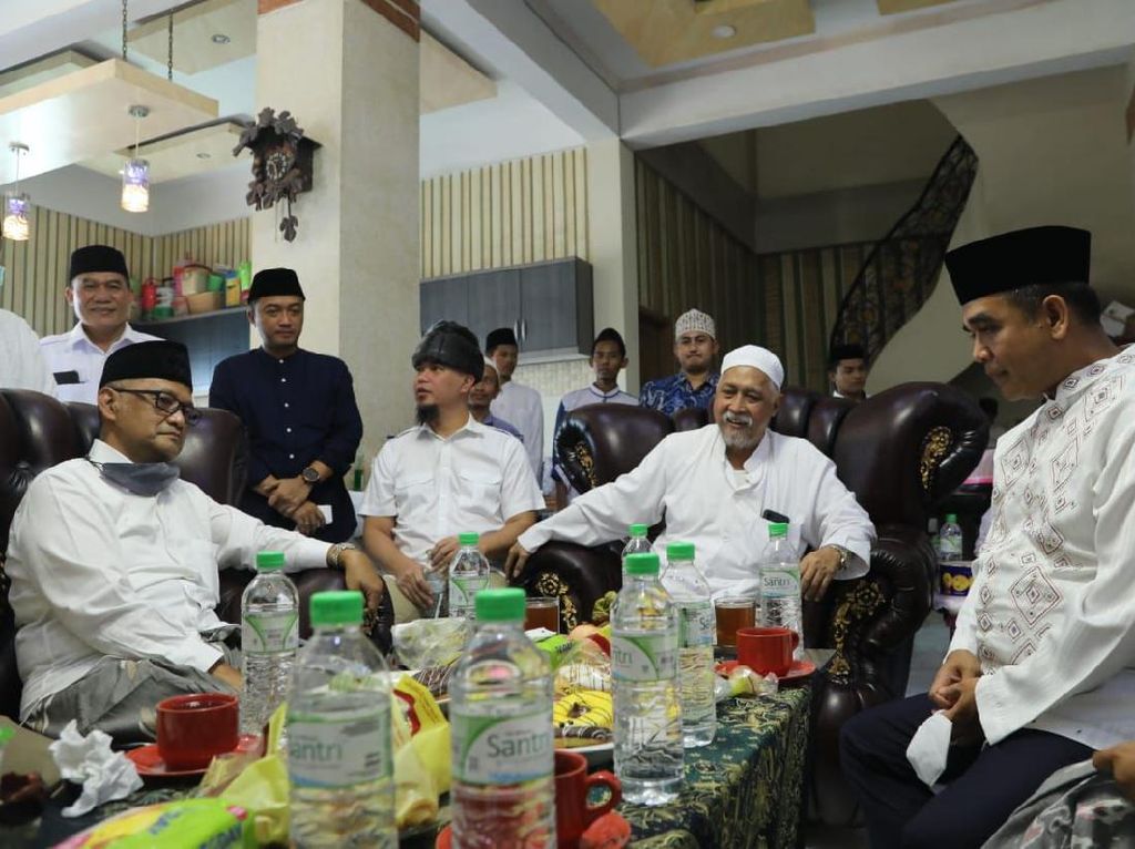 Muzani: Loyalitas Santri kepada Kiai Patut Dicontoh dalam Berjuang Muzani: Loyalitas Santri kepada Kiai Patut Dicontoh dalam Berjuang