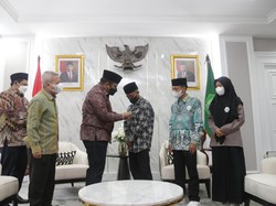 Yaqut Serahkan Kursi Menag Sehari ke Santri Afi Ahmad Ridlo