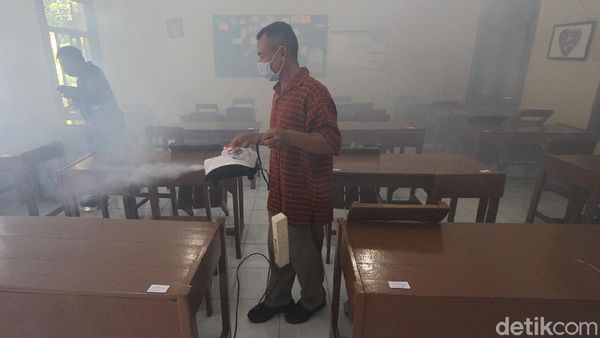 SMPN 4 Solo Jadi Sasaran Disinfeksi Corona Imbas Satu Murid Positif