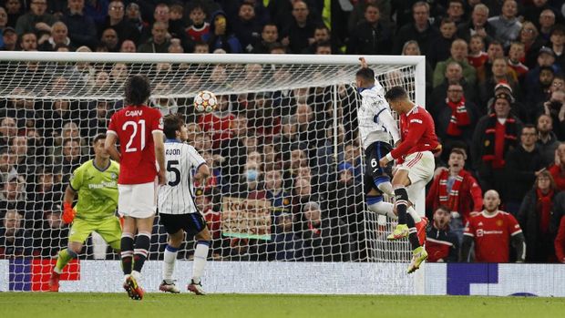 SOCCER-CHAMPIONS-MUN-ATT/REPORT Soccer Football - Champions League - Group F - Manchester United v Atalanta - Old Trafford, Manchester, Britain - October 20, 2021 Manchester United's Cristiano Ronaldo scores their third goal REUTERS/Phil Noble