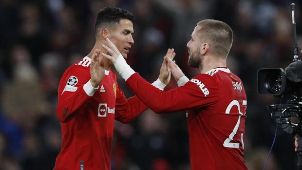 Soccer Football - Champions League - Group F - Manchester United v Atalanta - Old Trafford, Manchester, Britain - October 20, 2021 Manchester United's Cristiano Ronaldo celebrates wit Manchester United's Luke Shaw after the match REUTERS/Phil Noble