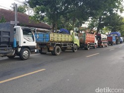 Antrean Truk Mengular Gegara Solar Langka di Pacitan