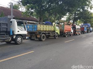 Antrean Truk Mengular Gegara Solar Langka di Pacitan Antrean Truk Mengular Gegara Solar Langka di Pacitan