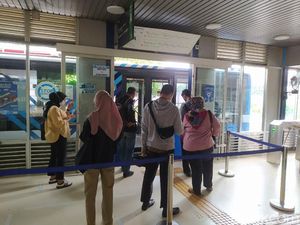 TransJakarta 100% Kapasitas, Tanda Jarak Aman di Halte-Bangku Akan Dicopot