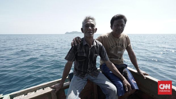 Suasana Teluk Baruk Natuna Suasana siang menjelang sore di pelabuhan Teluk Baruk, Kecamatan Bunguran Timur, Ranai, Kabupaten Natuna.