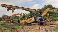 Sudah 5 Hari Crane Amblas di Pekanbaru Belum Dievakuasi