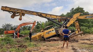 Sudah 5 Hari Crane Amblas di Pekanbaru Belum Dievakuasi