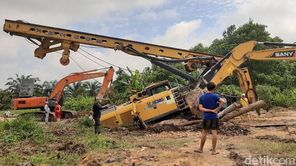 Sudah 5 Hari Crane Amblas di Pekanbaru Belum Dievakuasi