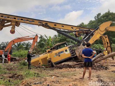 Sudah 5 Hari Crane Amblas di Pekanbaru Belum Dievakuasi