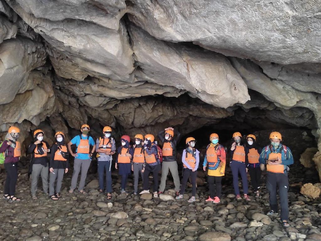Seru Banget! Wisata Susur Goa Purba di Selatan Bandung Barat Seru Banget! Wisata Susur Goa Purba di Selatan Bandung Barat