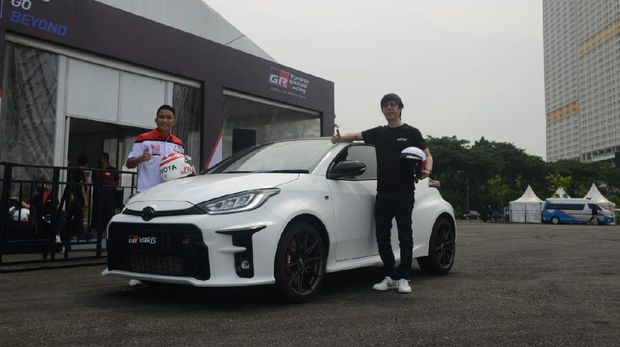Direktur Pemasaran Toyota Astra Motor Anton Jimmy (kanan) dan pebalap Toyota Team Indonesia (TTI) Demas Agil.