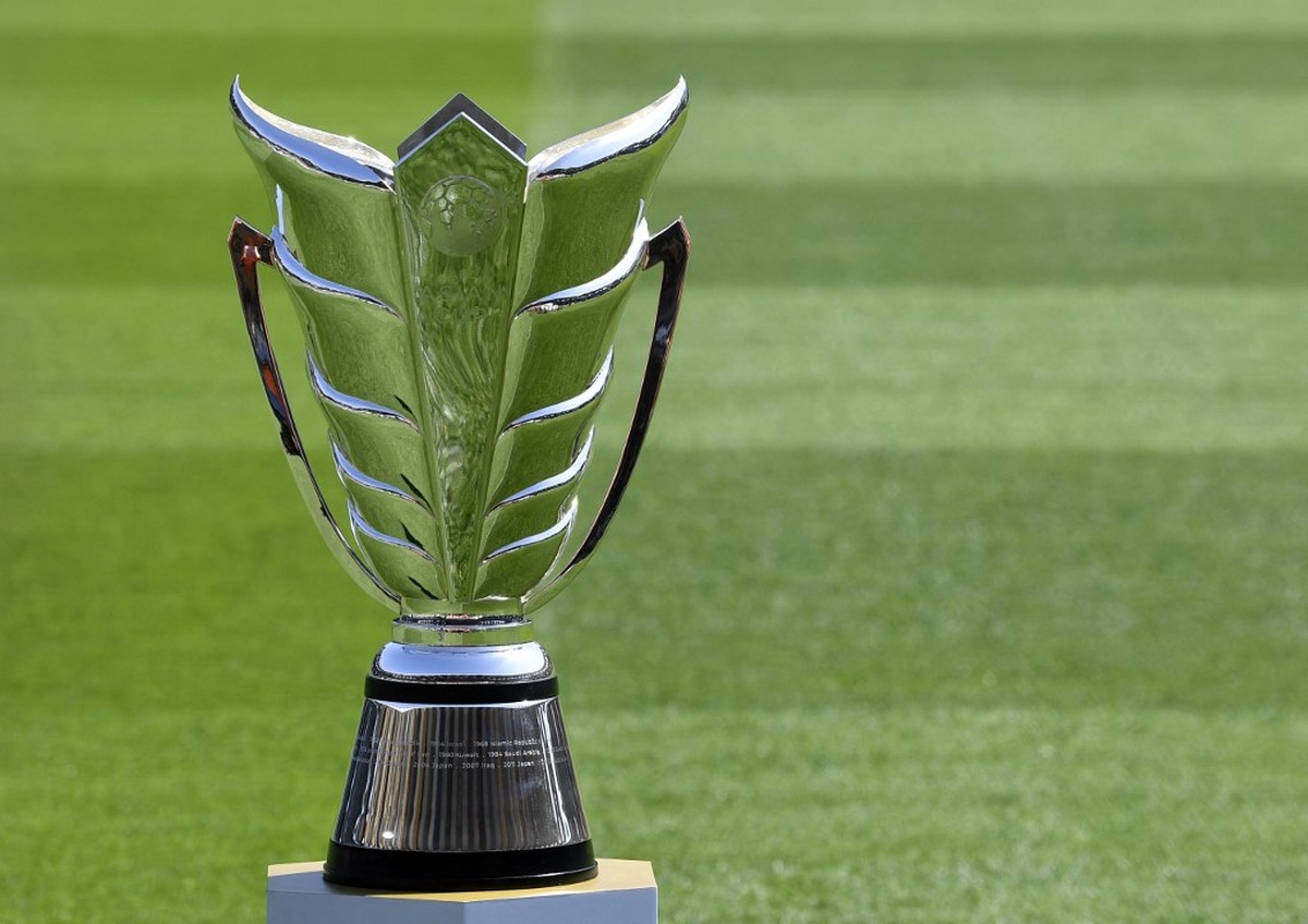 Trofi Piala Asia (Foto: AFP/KHALED DESOUKI)