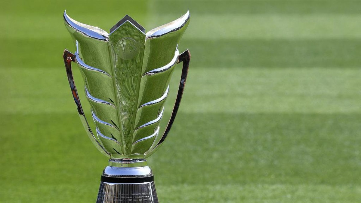 Trofi Piala Asia. Foto: AFP/KHALED DESOUKI