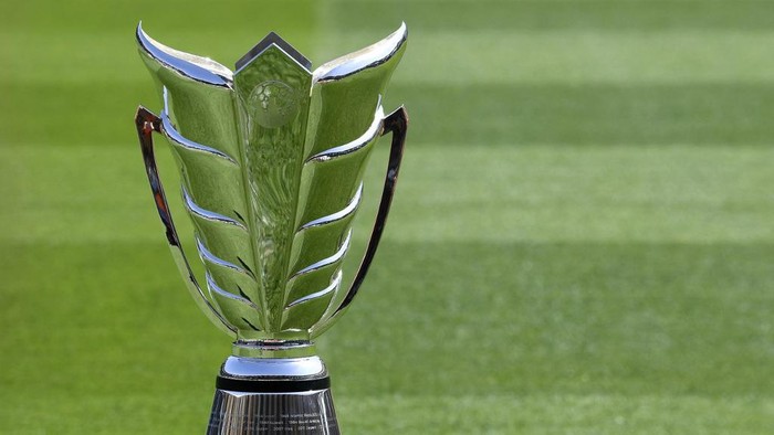 This picture taken on January 31, 2019 shows the AFC Asian Cup trophy on display ahead of the final match between Japan and Qatar, at Zayed Sports City Stadium in Abu Dhabi. - While Japan have the Asian Cup pedigree, Qatars over-achieving players might just feel that their name is on the trophy after a record-breaking run to their first-ever final. (Photo by Khaled DESOUKI / AFP)