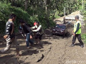 Jalanan Rusak Parah, Warga di Polman Sulbar Tarik Mobil di Tanjakan Berlumpur