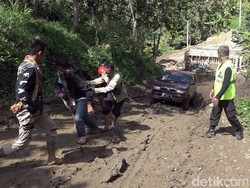 Jalanan Rusak Parah, Warga di Polman Sulbar Tarik Mobil di Tanjakan Berlumpur