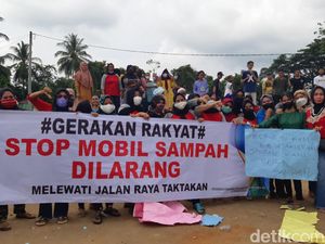 Warga Protes Bau Sampah Tangsel, Walkot Serang: Bau Kalau Dicium! Warga Protes Bau Sampah Tangsel, Walkot Serang: Bau Kalau Dicium!