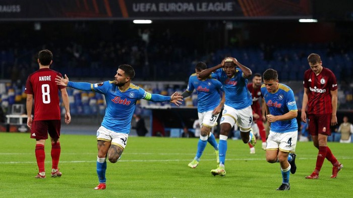 NAPLES, ITALY - OCTOBER 21: Lorenzo Insigne of SSC Napoli celebrates after scoring their sides first goal during the UEFA Europa League group C match between SSC Napoli and Legia Warszawa at Stadio Diego Armando Maradona on October 21, 2021 in Naples, Italy. (Photo by Francesco Pecoraro/Getty Images)