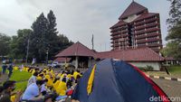 Mahasiswa Yellow Jacket Piknik Tolak Statuta UI