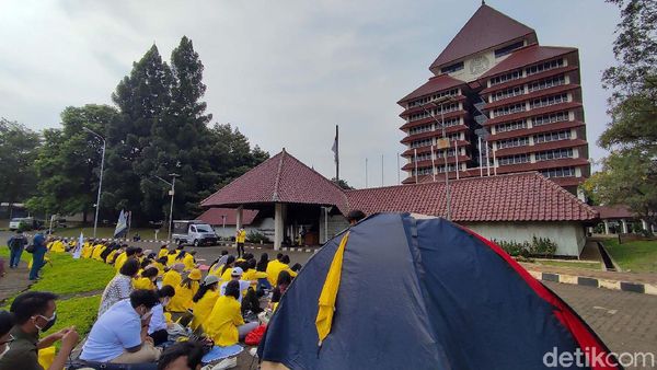 Mahasiswa Yellow Jacket Piknik Tolak Statuta UI