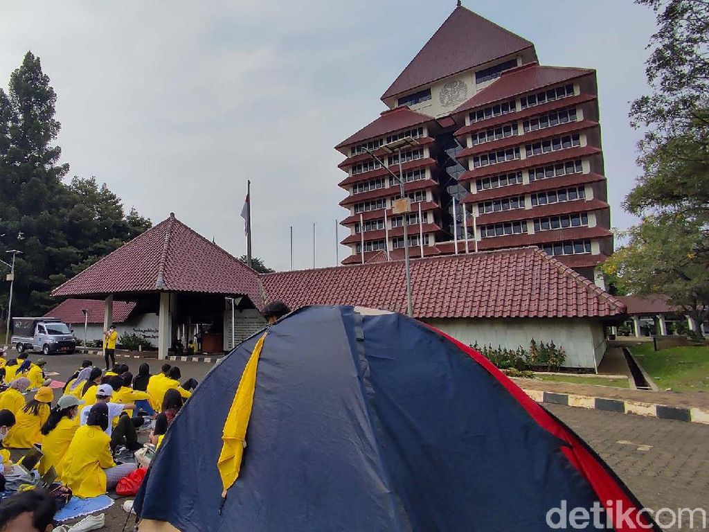 Mahasiswa Yellow Jacket Piknik Tolak Statuta UI Mahasiswa Yellow Jacket Piknik Tolak Statuta UI