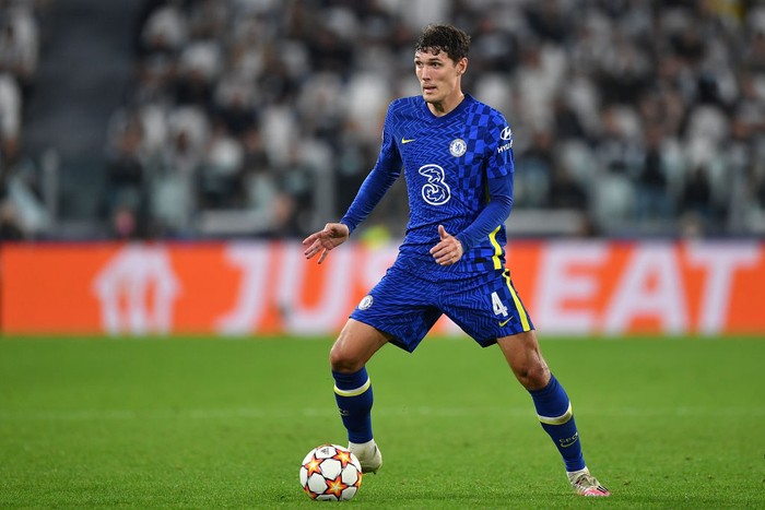 Andreas Christensen LONDON, ENGLAND - SEPTEMBER 25: Andreas Christensen of Chelsea claps the fans following the Premier League match between Chelsea and Manchester City at Stamford Bridge on September 25, 2021 in London, England. (Photo by Catherine Ivill/Getty Images)