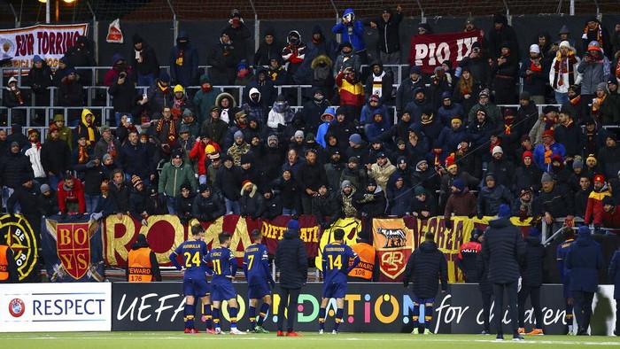 Roma players stand with the fans after the Europa conference league soccer match between Bodo Glimt and Roma at Aspmyra stadium in Bodo, Norway, Thursday, Oct. 21, 2021. Bodo Glimt won the game 6-1. (Mats Torbergsen/NTB Scanpix via AP)