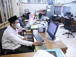 Hari Santri, Ganjar dan ASN Pemprov Jateng Kompak Ngantor Sarungan