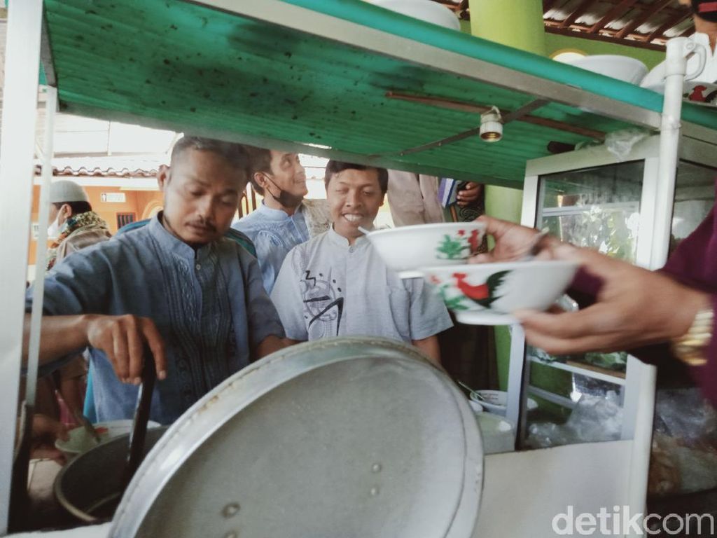 Heboh! Puluhan Jamaah Keroyok Penjual Bakso Keliling di Masjid Klaten Heboh! Puluhan Jamaah Keroyok Penjual Bakso Keliling di Masjid Klaten