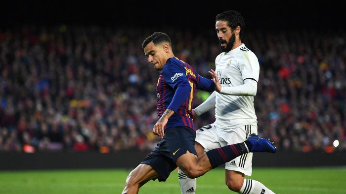 BARCELONA, SPAIN - OCTOBER 28:  Philippe Coutinho of Barcelona beats Isco of Real Madrid  during the La Liga match between FC Barcelona and Real Madrid CF at Camp Nou on October 28, 2018 in Barcelona, Spain.  (Photo by David Ramos/Getty Images)
