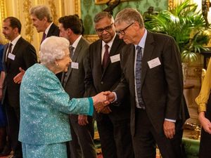 Bertemu Ratu Elizabeth II, Bill Gates Dikritik Langgar Protokol Kerajaan