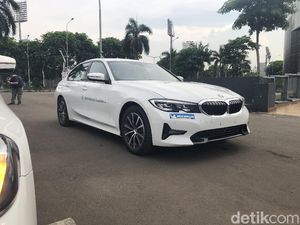First Impression BMW 320i Dynamic: Desainnya Melegenda, Akselerasinya Juara First Impression BMW 320i Dynamic: Desainnya Melegenda, Akselerasinya Juara