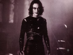 Usai Penembakan Alec Baldwin, Tunangan Brandon Lee: Tak Ada Senjata Bohongan