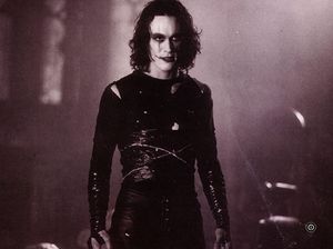 Usai Penembakan Alec Baldwin, Tunangan Brandon Lee: Tak Ada Senjata Bohongan Usai Penembakan Alec Baldwin, Tunangan Brandon Lee: Tak Ada Senjata Bohongan