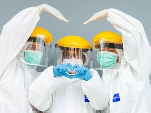 Hari Dokter Nasional, Jokowi: Dedikasi Dokter Sepenuh Hati Selamatkan Negeri