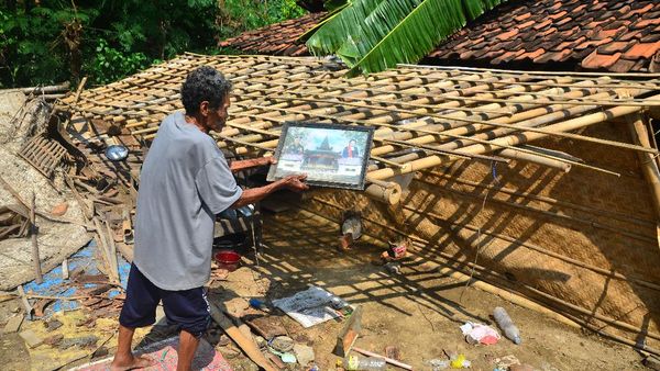 Genteng Rumah Rontok Diterjang Angin Puting Beliung di Kudus