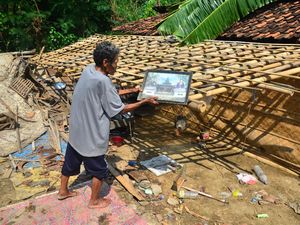 Genteng Rumah Rontok Diterjang Angin Puting Beliung di Kudus