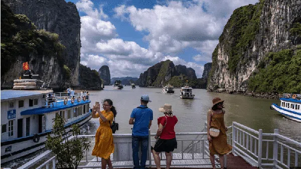Destinasi Wisata Terkemuka Asia 2021: Ha Long Bay Juaranya, Indonesia?