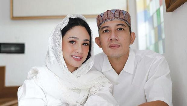 Dulu Dianiaya Eks Pacar, 7 Potret Terbaru Keluarga Andien Harmonis Andien Aisyah jadi sorotan karena kisah cinta masa lalunya yang kelam, kini ia telah bahagia dengan keluarga kecilnya. Yuk intip!