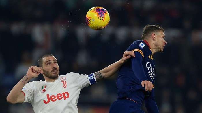 ROME, ITALY - JANUARY 12:  Leonardo Bonucci of Juventus competes for the ball with Edin Dzeko of AS Roma during the Serie A match between AS Roma and Juventus at Stadio Olimpico on January 12, 2020 in Rome, Italy.  (Photo by Paolo Bruno/Getty Images)