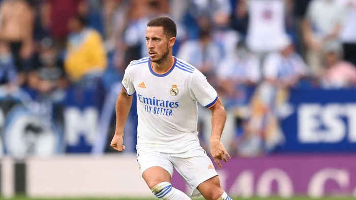 BARCELONA, SPAIN - OCTOBER 03: Eden Hazard of Real Madrid CF runs with the ball during the La Liga Santander match between RCD Espanyol and Real Madrid CF at RCDE Stadium on October 03, 2021 in Barcelona, Spain. (Photo by David Ramos/Getty Images)