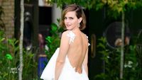 7 Gaya Emma Watson Pakai Gaun Pengantin Bekas di Karpet Merah, Elegan!