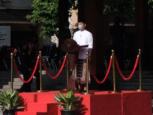 Ngantor Bersarung, Gibran Ungkap Peran Kiai-Santri Sukseskan Vaksinasi Ngantor Bersarung, Gibran Ungkap Peran Kiai-Santri Sukseskan Vaksinasi